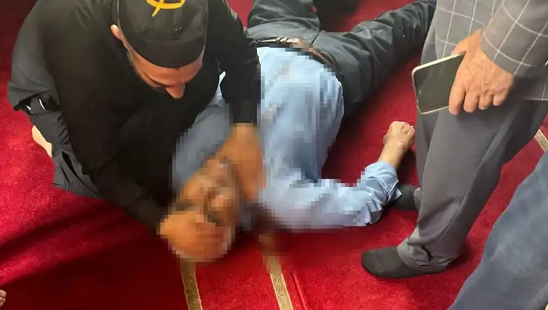 Camide Tüyler Ürperten Olay: Namaz Sırasında Bıçaklı Saldırı