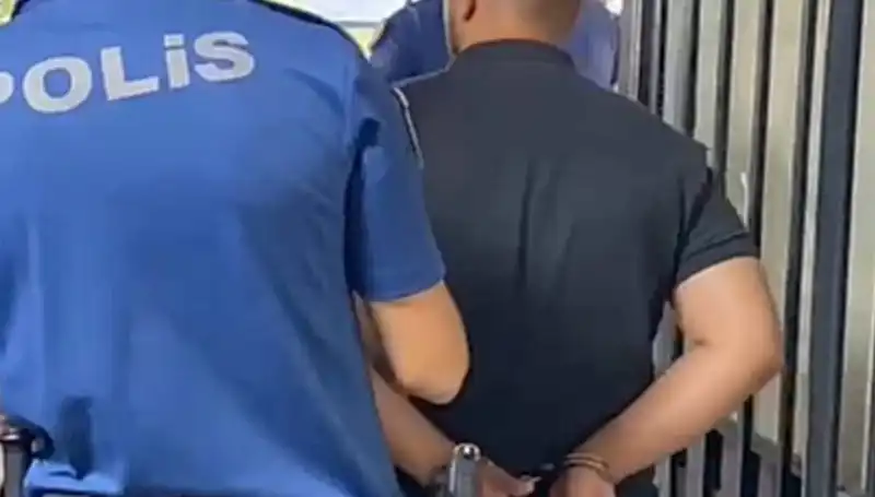 İzmir'de Polis Memurlarına Saldıran Şahıs Tutuklandı: Olayın Perde Arkası