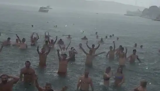 Bebek’te Yağmura Rağmen Denize Girenler Hayrete Düşürdü