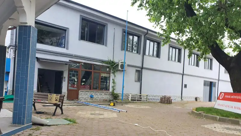İnşaat İşçisi Tabela Takarken 3 Metre Yükseklikten Düşerek Yaralandı