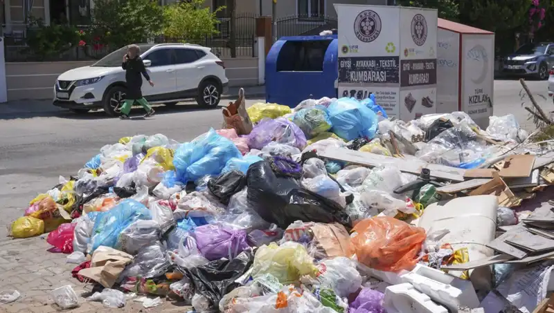 İzmir’de Çöp Yığınları Artış Gösterdi: Temizlik Sorunu Büyüyor