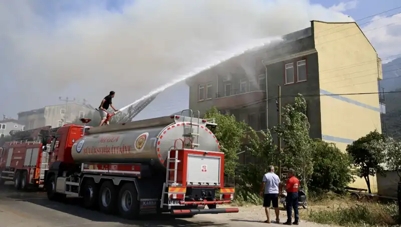 Çatı Katında Çıkan Yangın Paniğe Neden Oldu, 5 Kişi Yaralandı
