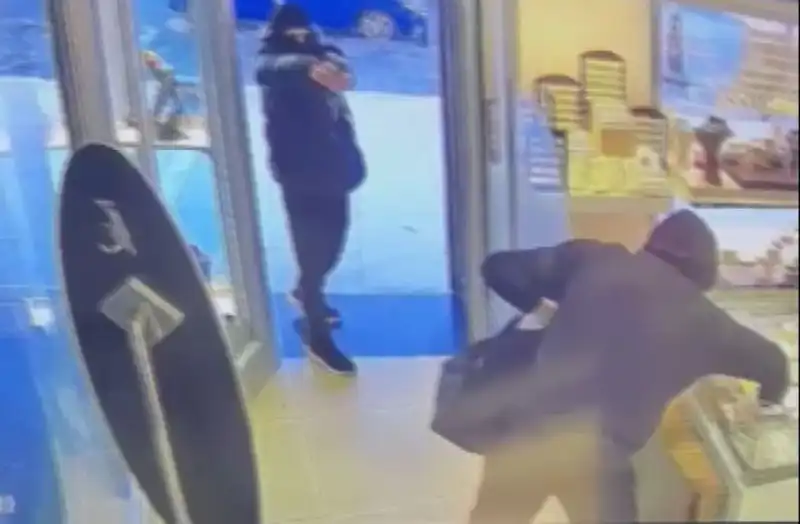 Ümraniye'de Maskeli Soygun Girişimi: Olay Anı Herkesi Şaşırttı