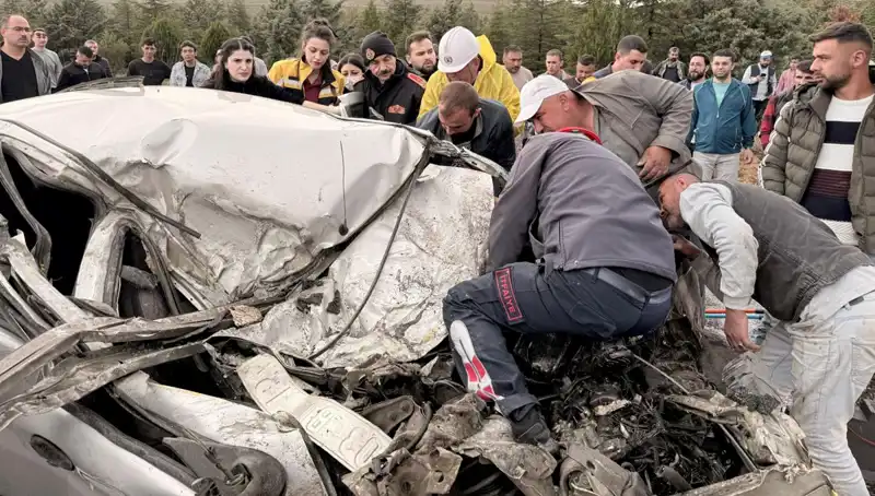TIR ile Çarpışan Araç Korkunç Bir Kazada Kağıt Gibi Ezildi