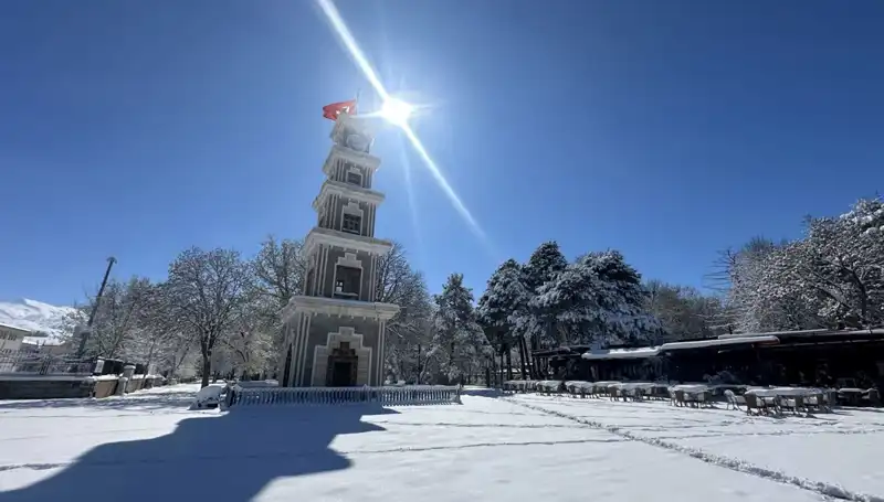 Erzincan, Nisan Ayında Beklenmedik Kar Sürpriziyle Uyandı