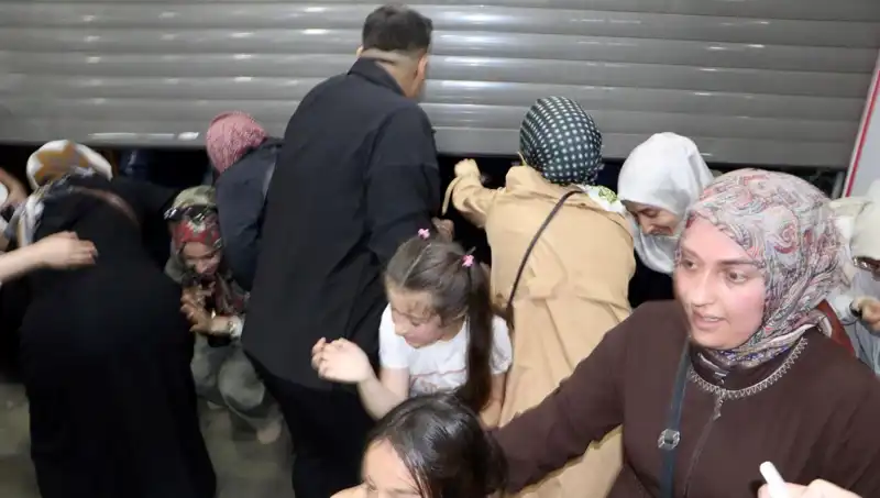 AVM'deki Yüzde 50 İndirim Fırsatı, Müşterileri Sokağa Döktü!