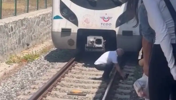 Marmaray’da Kediyi Kurtaran Makinistin Kahramanlığı: Yolcular Alkışladı