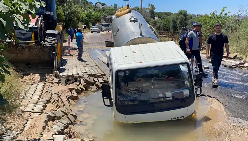 Bodrum’da Su Hattı Patladı: Tanker Çukura Düşerek Kazaya Sebep Oldu