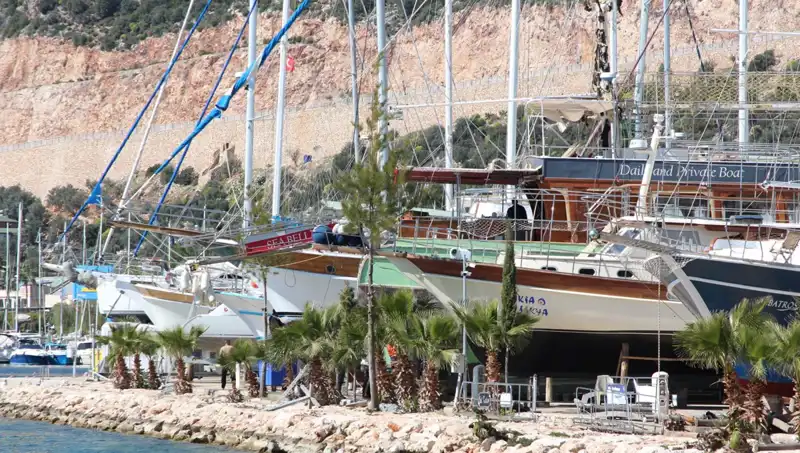 Kaş’ta Yaz Sezonu Öncesi Gezi Tekneleri Hazırlıklara Başladı