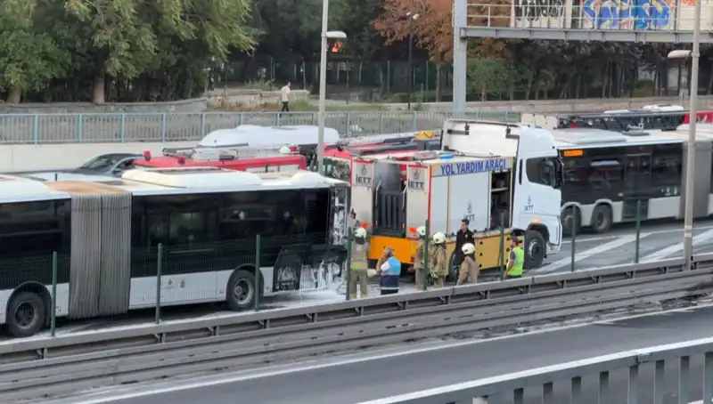 İstanbul'da Metrobüs Yangını: Trafikte Büyük Kaos ve Uzun Bekleyişler