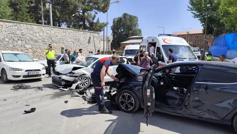 Bitlis’te Feci Kaza: Otomobillerin Çarpışması Sonucu 10 Kişi Yaralandı