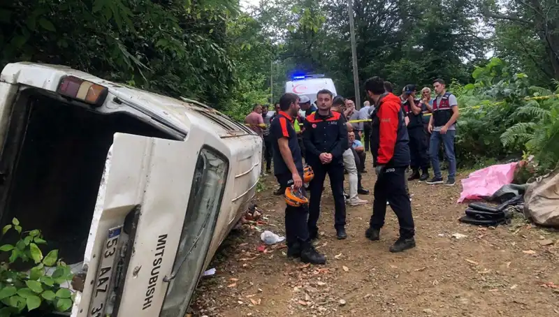 Rize'de Minibüs Kazası! Yamaçtan Yuvarlanan Araçta Can Pazarı