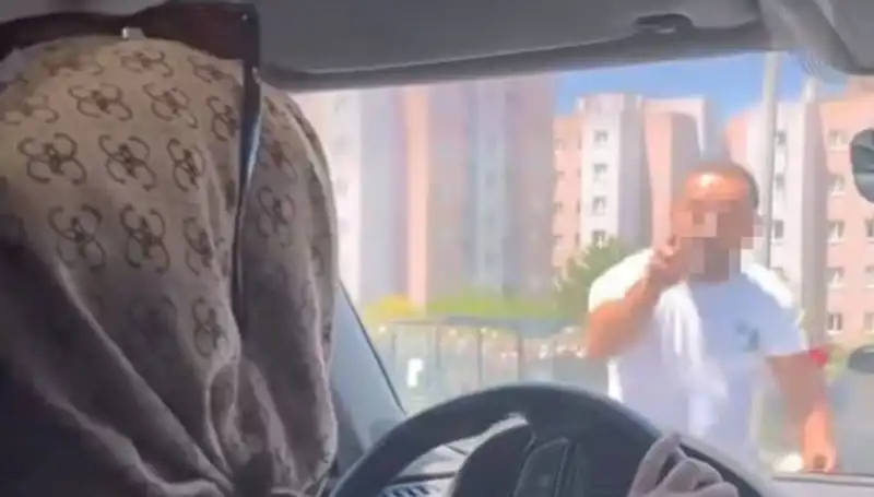 Trafikte Dehşet Anları: Camı Yumruklayan Sürücüye Tanıklık Edin