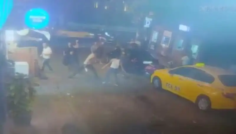 Beyoğlu'nda Laf Atma Kavgasında Korkunç Olay: Kan Aktı