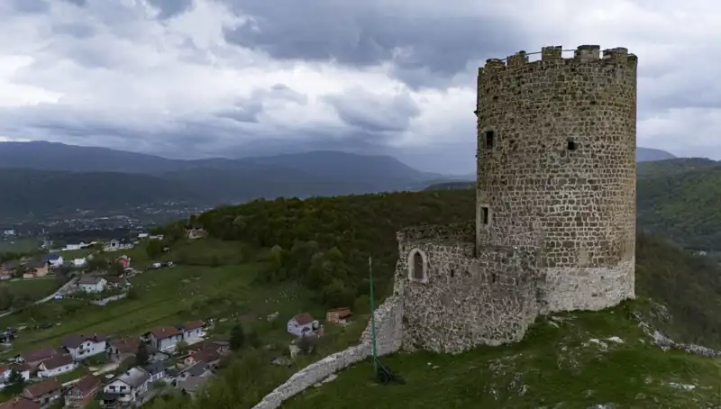 Bosna Hersek’in Tarihi Sokolac Kalesi, Zamanın İzlerini Taşıyor