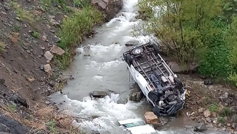 Hakkari’de Trajik Kaza: İşçileri Taşıyan Minibüs Devrildi, 2 Ölü, 3 Yaralı