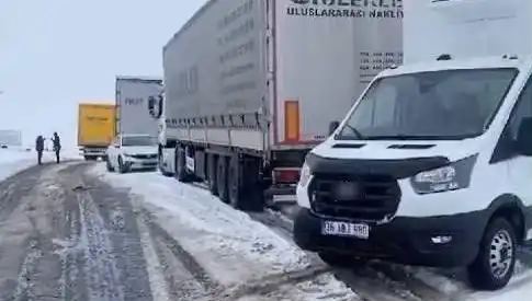 Kars-Ardahan Karayolu'nda Yoğun Kar Yağışı TIR'ları Kara Sapladı