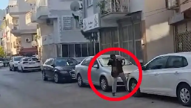İzmir'de Şok Eden Olay: Saldırganla Çatışma Anları Güvenlik Kamerasında