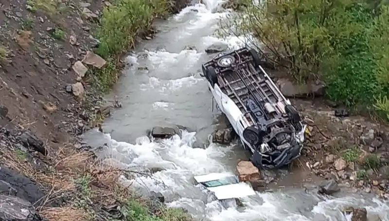 Hakkari'de Minibüs Devrildi: Can Pazarı Ortaya Çıktı, İki Kaybımız Var