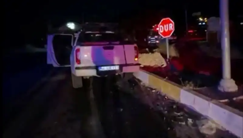 İzmir'de Kamyonet ve Hafif Ticari Araç Çarpıştı: 7 Kişi Yaralı