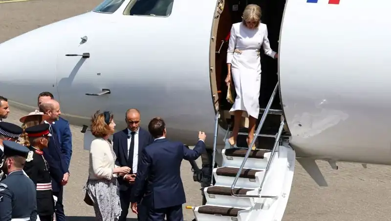 Macron Çiftinde Kriz Derinleşiyor: Eşi Yanında Olmadığı Anlarda Ne Oluyor?