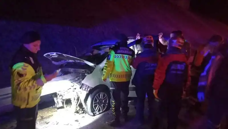 Otomobile Fırlayan Bariyer Kaza Yaratınca 4 Kişi Yaralandı