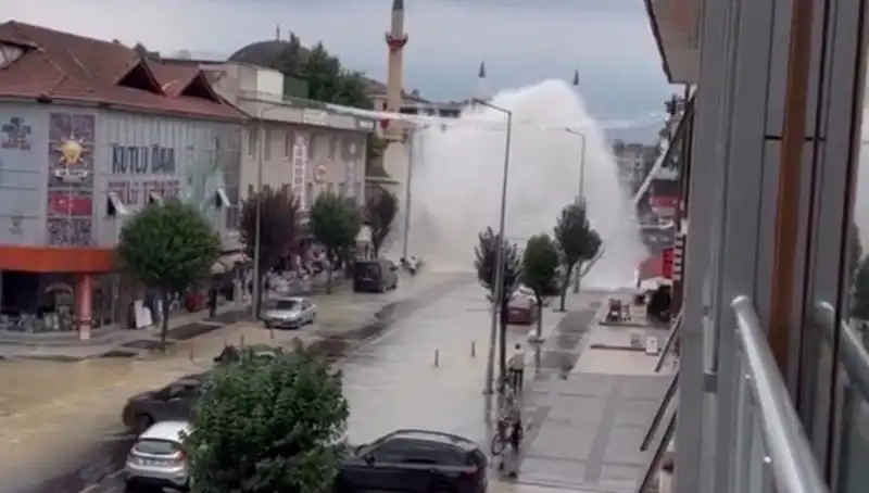 İçme Suyu Hattında Patlama: Şehirde Su Fışkırımı Olaya Neden Oldu!