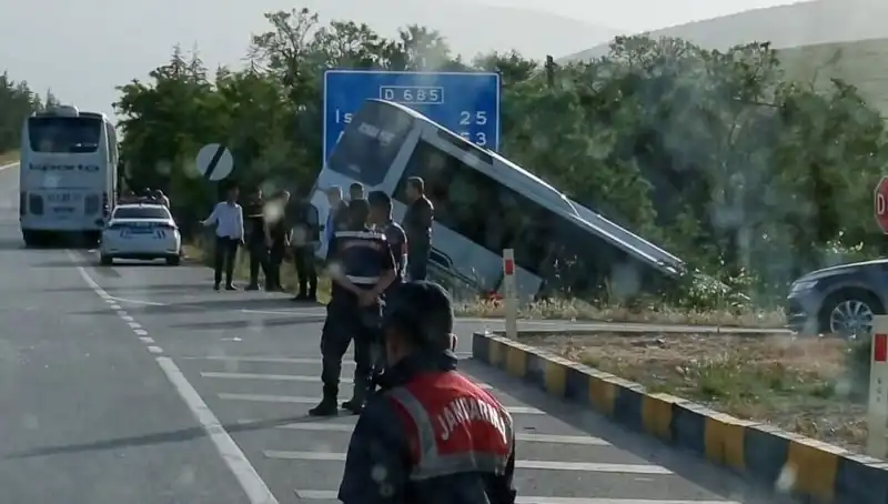 Isparta'da Feci Kaza: Tur Otobüsü Yolcu Otobüsüyle Çarpıştı