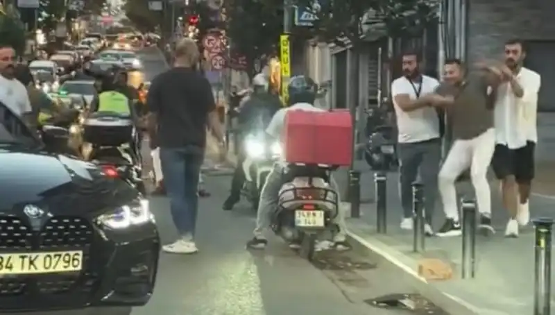 Nişantaşı’nda Güvenlik İhlali: Yol Verme Kavgası Sopalı Kavgaya Dönüştü