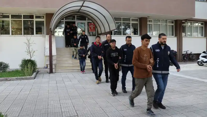 Türkiye'de Düzensiz Göçmen Avı: İki İlde 21 Kişi Yakalandı