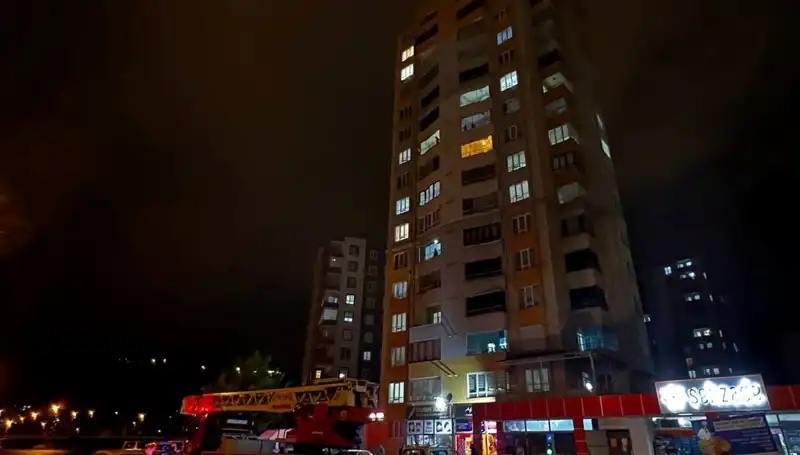 Yıldırım Düşmesi Apartmanın Çatısını Zarar Verdi, Mahallede Korku Gerçekleşti