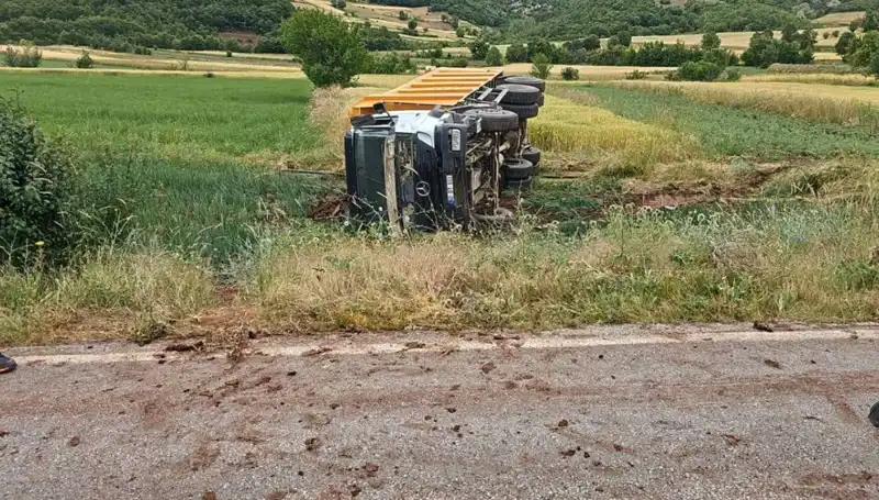 Tokat’ta Korkunç Kaza: Devrilen Kamyonun Şoförü Hayatını Kaybetti