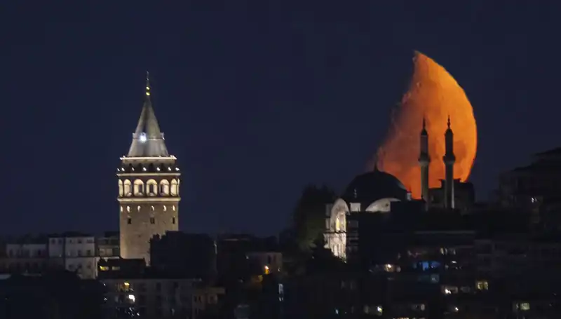 İstanbul’da Yarım Ay’ın Büyüsü: Gece Gökyüzünde Büyüleyici Manzara