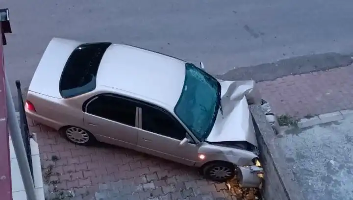 Kontrolü Kaybedip Duvara Çarpan Araçta Şok Küçük Yaralılar**