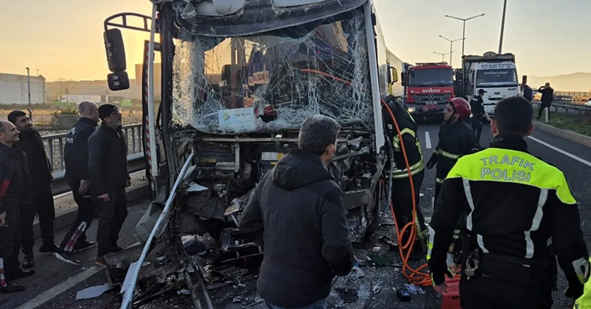 Manisa’da İşçi Servisi TIR’a Çarptı: 22 Kişi Yaralandı