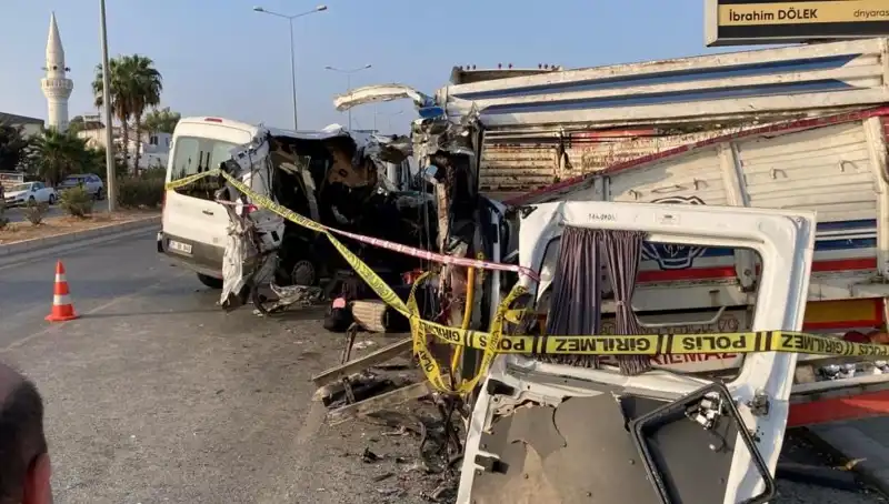 Mersin Tatil Yolunda Feci Kaza: İki Can Gitti, 10 Kişi Yaralandı