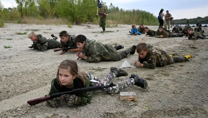 8 Yaşındaki Rus Savaşçıların Askeri Kamp Hikayesi: Hayat ve Ölüm Arasında