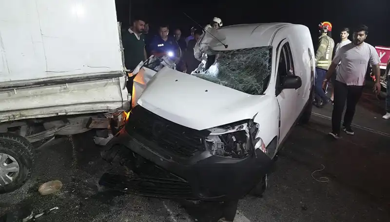 İstanbul’da Feci Kaza: Üç Kişi Yaralandı, Trafik Durma Noktasına Geldi