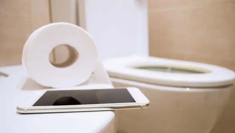 Tuvalet Keyfi Tehlikeli Mi? Akıllı Telefon Kullanımı Hemoroid Riskini Artırıyor!