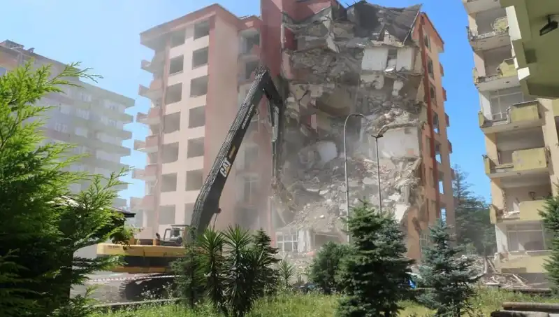 Dalgalar Deprem Gibi Sarstı: İki Bina Yıkılmaya Başladı