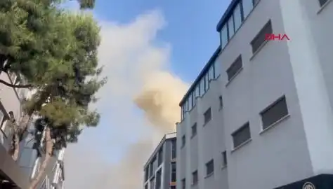 İstanbul'da 4 Katlı İş Merkezinde Yangın: Panik ve Mücadele Devam Ediyor