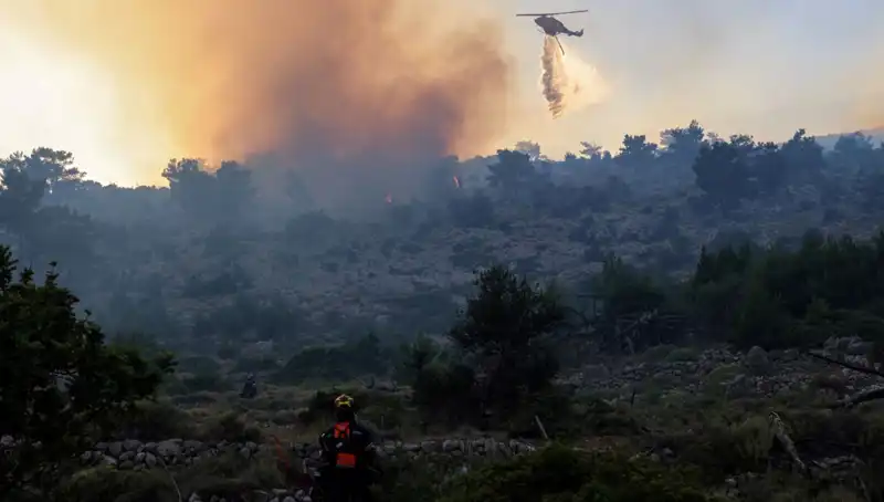 Eğriboz Adası’nda Feci Yangın: İki Köy Acil Olarak Tahliye Edildi