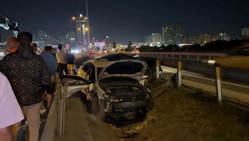Yol Ayrımındaki Kaza: 2 Otomobil Boşluğa Düştü, Nedeni Makas Attı!
