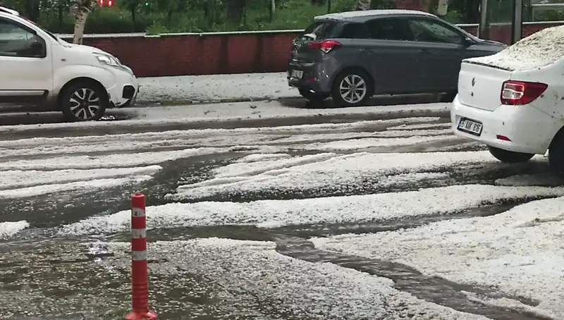 Ardahan'ı Beyaza Bürüyen Şiddetli Dolu: O Anlar Kameralara Yansıdı