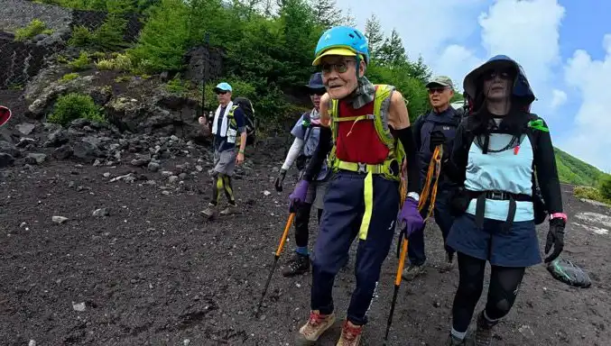 102 Yaşındaki Japon Dağcı Fuji Dağı'nda Tarihi Rekor Kırdı