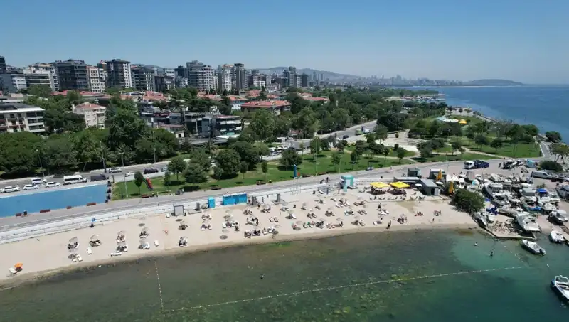 İstanbul'da Sıcak Hava Dalgası Caddebostan'ı Maviye Boyadı