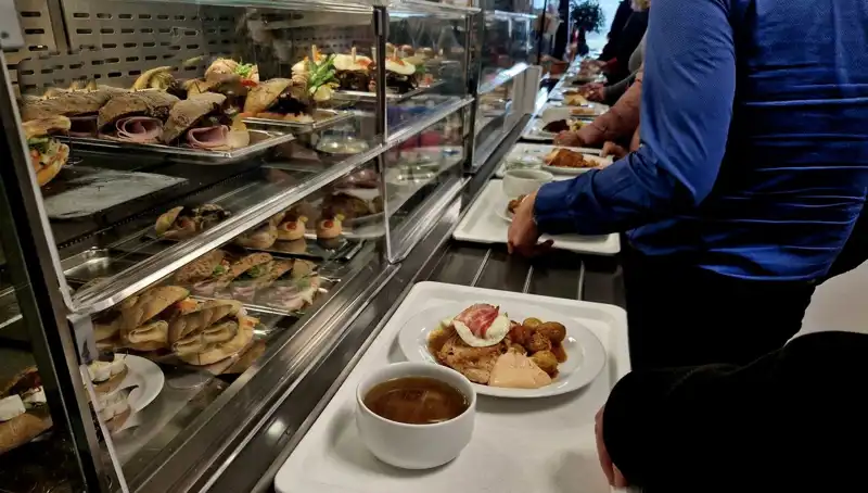 Endonezya'da Okuldaki Ücretsiz Yemek, 846 Öğrenciyi Zehirledi: Olayın Ardındaki Gerçekler