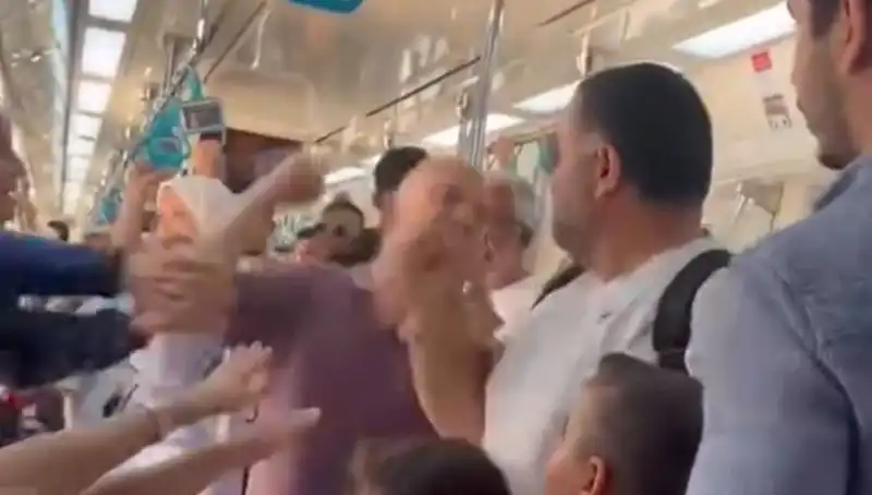 Marmaray'da Yumruklu Kavga: Yolcular Arasında Karışıklık!
