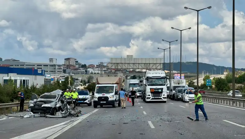 Otoyolda Fecai Kaza: Üç Kişi Araçta Sıkıştı, Trafik Kilitlendi