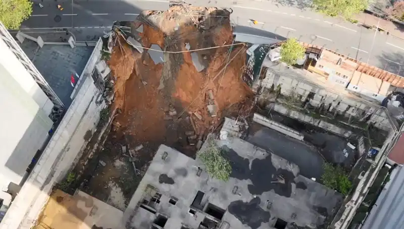 Sarıyer'de Yol Çökmesi: Şehirdeki Sıkıntılı Durum ve Çözüm Arayışları